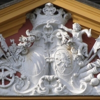 Alianční erb Kinských a Capece de Rofrano na průčelí chroustovického zámku (zdroj primaplana.cz)