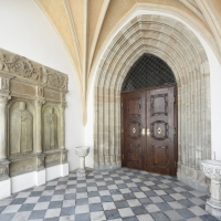 Dvojitý náhrobek Anny (vlevo) a Zuzany Macákoven z Ottenburku v západní předsíni katedrály (foto otevrenechramy.cz)