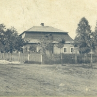 Farní budova v Bílé Třemešné byla postavena zásluhou Josefa Víta hraběte Schaffgotsche (1742 - 1779) v roce 1778 (foto z r. 1900, pamatkovyatelier.cz)