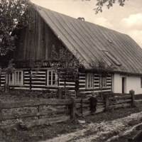 V roce 1779 založil Jan Arnošt Maxmilián Václav Schaffgotsch v Bílé Třemešné farní jednotřídní školu v domě čp. 36 (sbírka Petra Mlejnka) 