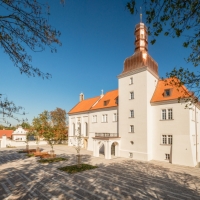 Jan z Valdštejna (†1560), otec Salomeny, byl majitelem Břežan od roku 1527. Roku 1546 panství koupil jeho švagr Jetřich Špetle, synové Burian, Karel a Jan ho v roce 1573 prodali. Tvrz byla přestavěna na renesanční zámek v r. 1590