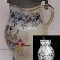 Kameninový džbán s aliančním erbem u příležitosti svatby Aloise Brühla a Josefy Schaffgotschové v r. 1783. Exponát zakoupilo muzeum v Görlitzu v r. 2004 (zdroj schlesisches-museum.de)