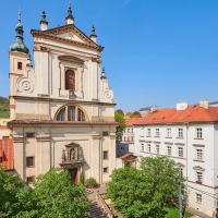 Dům se nachází po pravé straně kostela Panny Marie Vítězné se soškou Pražského Jezulátka (foto Martin Špelda)