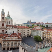 Pohled přes sochy Kaiserštejnského paláce na Pražský hrad. V chrámu sv. Mikuláše byli křtěni Vilemína i všichni její sourozenci