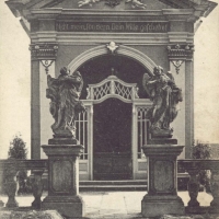 Olivetská kaple v Hostinném byla postavena roku 1777. Pořizovatelem byl František Macák (1715 - 1790), majitel panství Popovice u Jičína. To prodal měšťanovi Johannu Fingerovi, podmínkou prodeje bylo zřízení kaple i s nadací (zdroj jipin.eu)