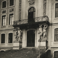 Vstupní portál s dvojicemi Atlantů z r. 1747/8. Fotografie pořízená před rokem 1936 (zdroj deutsche-digitale-bibliothek.de)