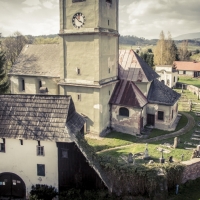 Kostel sv. Vojtěcha ve Vlčicích ze 13. století s renesančními náhrobníky rodu Zilvárů ze Silberštejnu ze 16. století a pozdně gotickou hřbitovní bránou s pamětní deskou J. A. Komenského (foto Ladislav Válek)