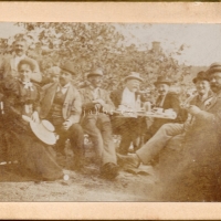 Karel Schindler (uprostřed) s dcerou Miloslavou ve Švédsku, Drottningholm, 1897