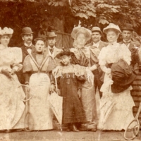 První členové Lawn - tennis klubu v Brandýse nad Orlicí. Jaroslav Lohař (druhý zleva) a skladatel Karel Bendl (první zprava) zde zároveň v r. 1894 založili Český spolek pro komorní hudbu