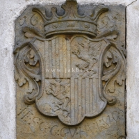 Erb Schaffgotschů z Kynastu na průčelí kostela sv. Jakuba Staršího v Bílé Třemešné (foto Ctibor Košťál)