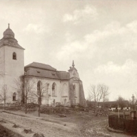 Tobiáš Gretzl z Gränzensteinu. (†1796) byl posledním pohřbeným šlechticem na Dohaličkách. Kostel se v roce 1888 zřítil a na jeho místě byl vystavěn v letech 1894 - 1896 novogotický (foto npu.cz) 