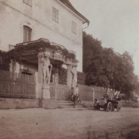 Zámek Volanice u Jičína, který dal Tobiáš Gretzl postavit v roce 1780 (foto z roku 1917)