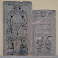 Borohrádek, kostel sv. Michaela Archanděla, náhrobník z r. 1625 - Lickové z Rýzmburka získali Borohrádek roku 1414, po Janu Lickovi (†1553), hejtmanovi hradeckého kraje, jej zdědil syn Zikmund (†1582) a jeho synové Borohrádek prodali v roce 1583